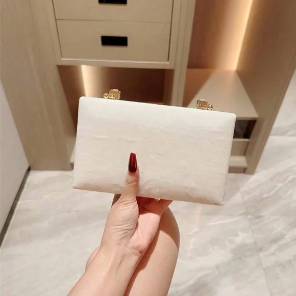 💎 Embellished Clutch 💎 - Picture 3 of 6